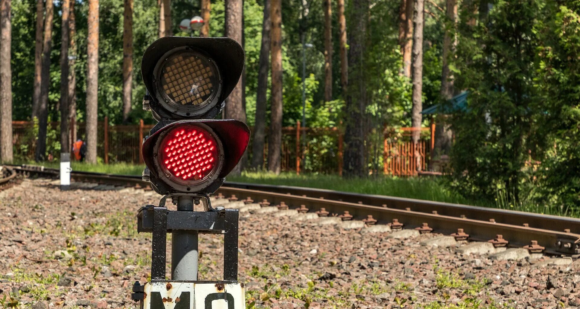 Семафор Железнодорожный РЖД. Семафор красный на железной дороге. Светофор для железной дороги. Железнодорожный свето. Зеленый светофор жд
