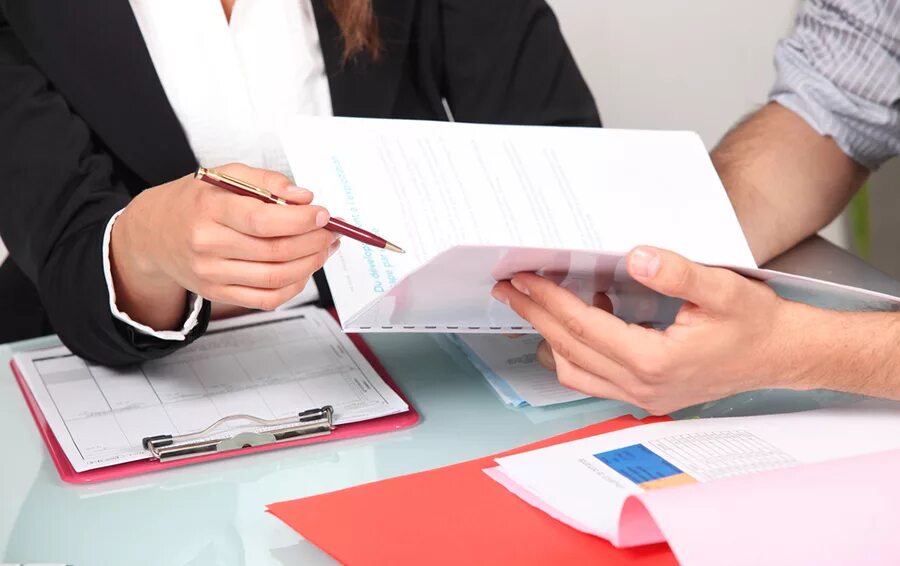 Юридическое лицо это. Человек подает документы. Легализация бизнеса. Получение документов. Документы получены.