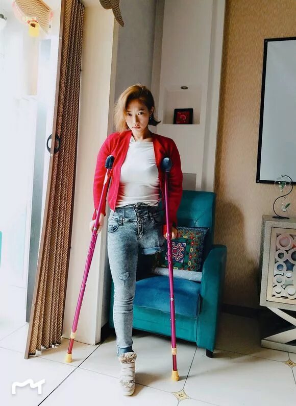 Женщина инвалид без обеих ног. Девушки инвалиды на костылях. Прихожу без ног. Ник вучич. Иззи уилл.