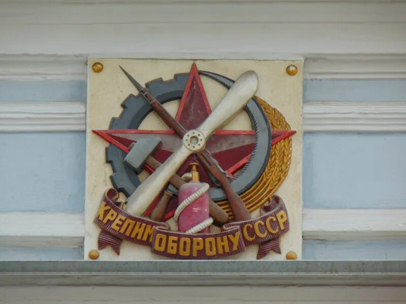 указатель улицы. уличные таблички. знаки на домах в москве. табличка на дом. масонские символы кузнецком мосту.