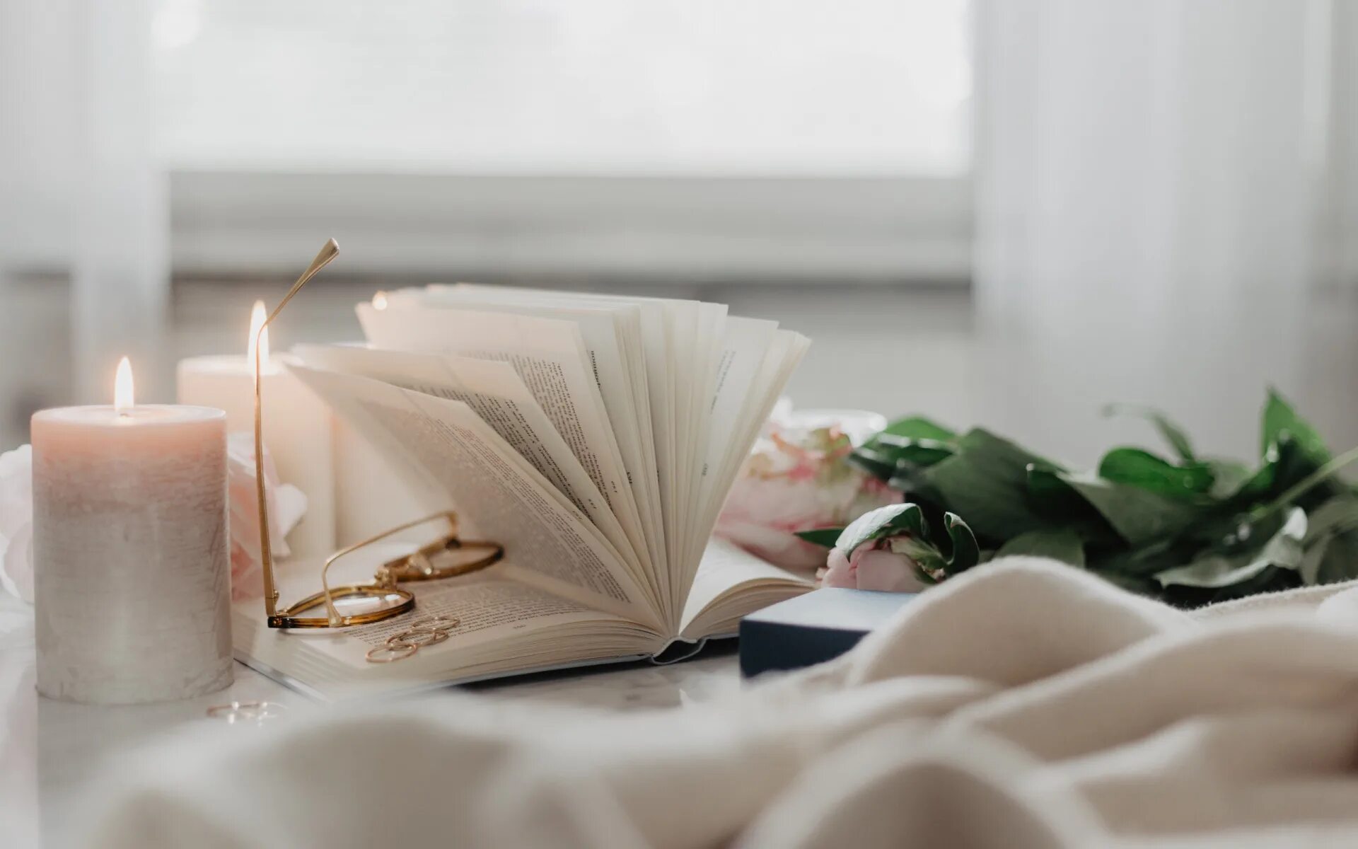 Переосмысление книг. Книга и свеча. Книжка со свечкой. Стол «книга». Свеча на столе.
