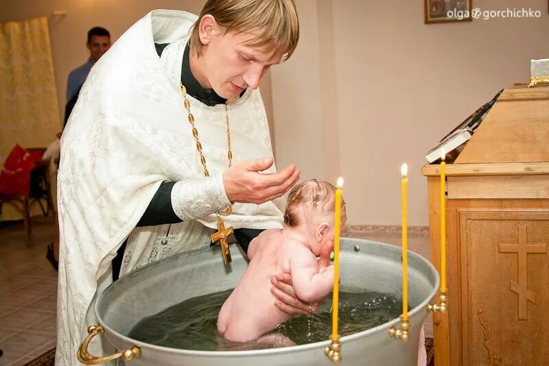 Можно крестить в субботу. Крещение ребенка. таинство крещения фотосессия. крещение младенцев в православии. когда крестить ребенка.