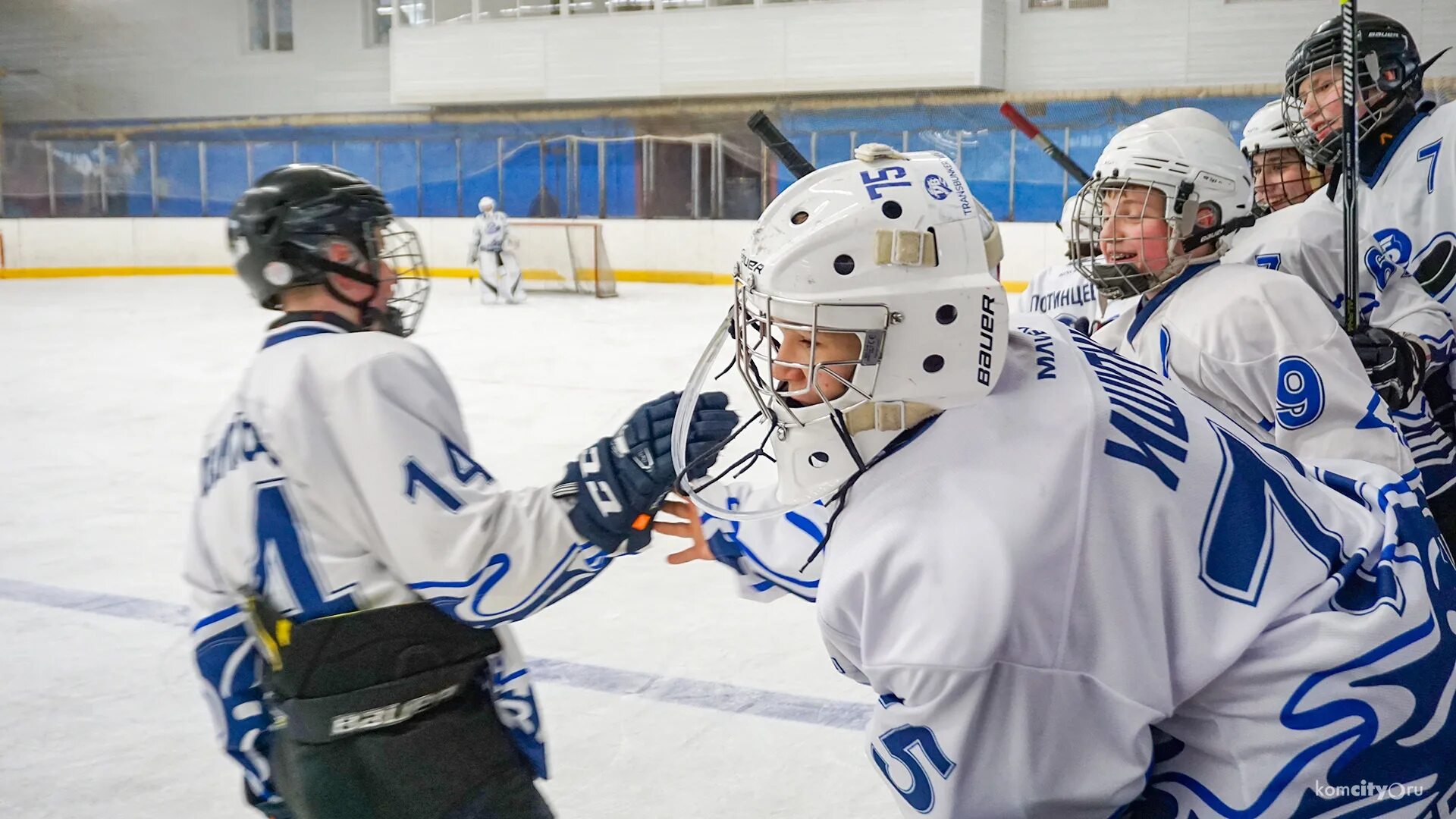 хоккеист подросток. йети специальный хоккей. хк олимпийская деревня-80. соревнования по хоккею начальной подготовки. шведские детские хоккейные команды.