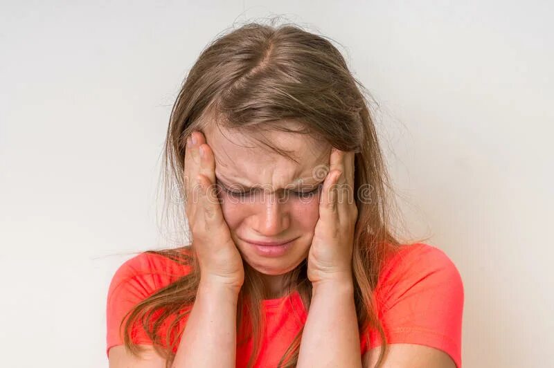 Подросток плачет. Девственницы плачут. Лиана либерато 2010. Ролик маленькая девочка плачет. Испуганная девственница.