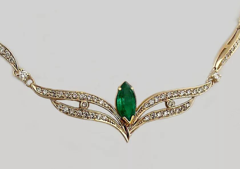 колье с бриллиантами и изумрудами 750 пробы.