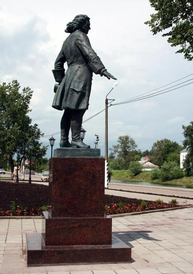 Г гагарин памятники. Памятник Петру i Гагарин Смоленская. Памятники в городе Гагарин Смоленской. Памятник Гагарину в Гагарине Смоленской области. Памятник Петру 1 в Смоленске.