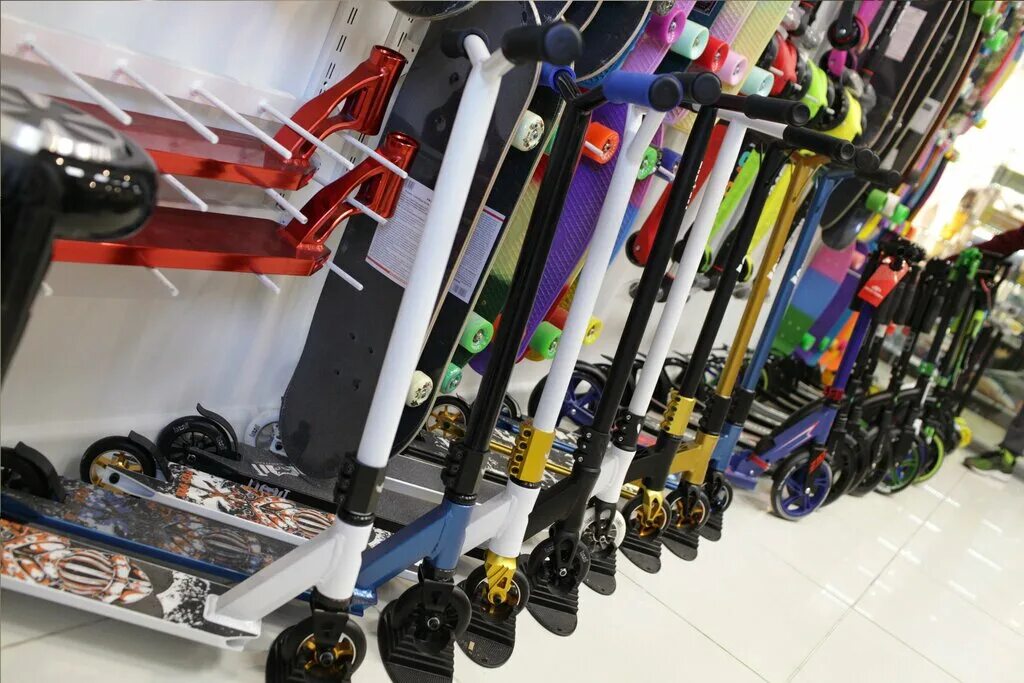 магазин велосипедов и самокатов. самокат салон. самокат магазин. большой выбор самокатов. магазин самокатов в москве.