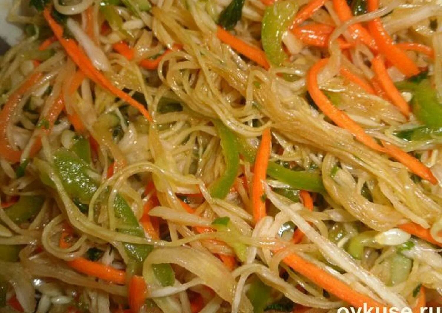 Салат с капустой и морковью на зиму. Салат с капустой и морковью по-корейски. корейский салат из капусты. корейский салат из капусты с морковью. салат с корейской капустой.