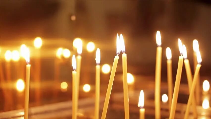 Горящие свечи в церкви. Церковные свечи. Горящая церковная свеча. Горящие церковные свечи. Свечи в храме горят.
