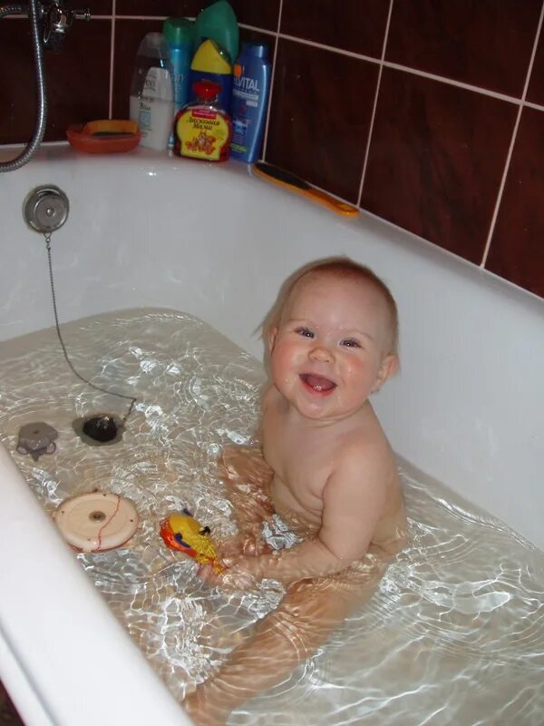 Малыш в ванной. Мальчик купается в ванной. Дети моются в ванной. Купание мальчиков в ванной. Купание мальчиков в ванной.