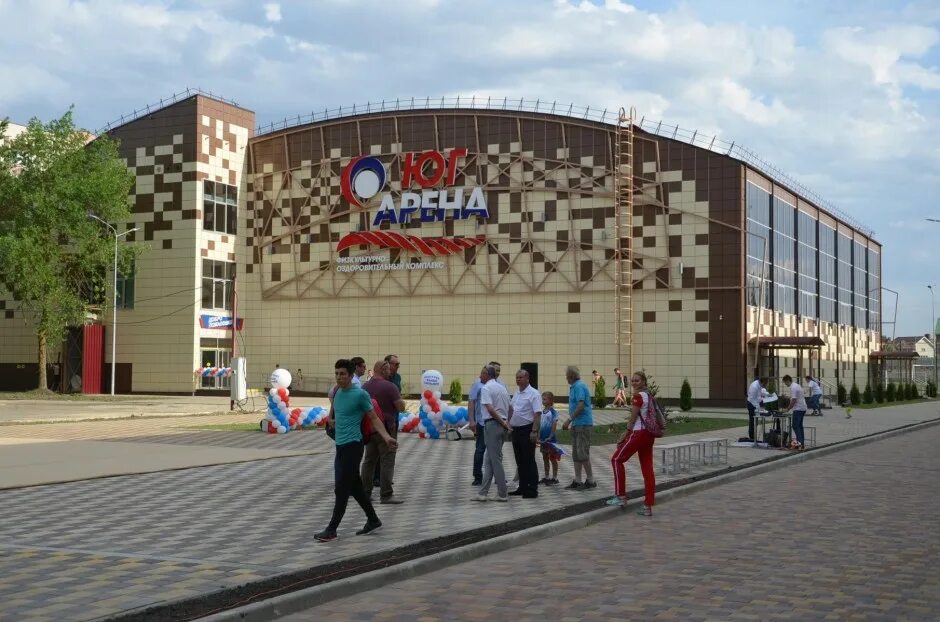 Arena ставрополь. Юг Арена Ставрополь Тухачевского. Арена Кисловодск спорткомплекс. Стадион на Тухачевского Ставрополь. Стадион ФОК Ессентуки.