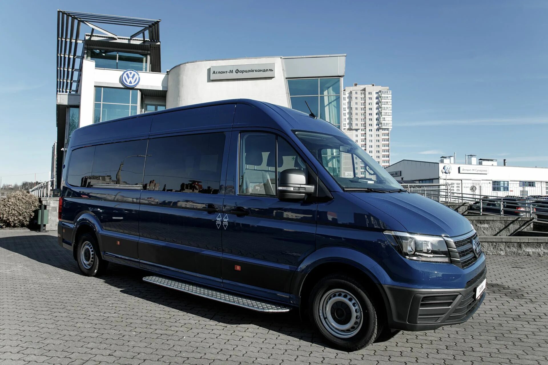 Volkswagen crafter купить. Фольксваген Крафтер 2021. Фольксваген Крафтер 30. Volkswagen Crafter пассажирский. Фольксваген Крафтер 2017 пассажирский.