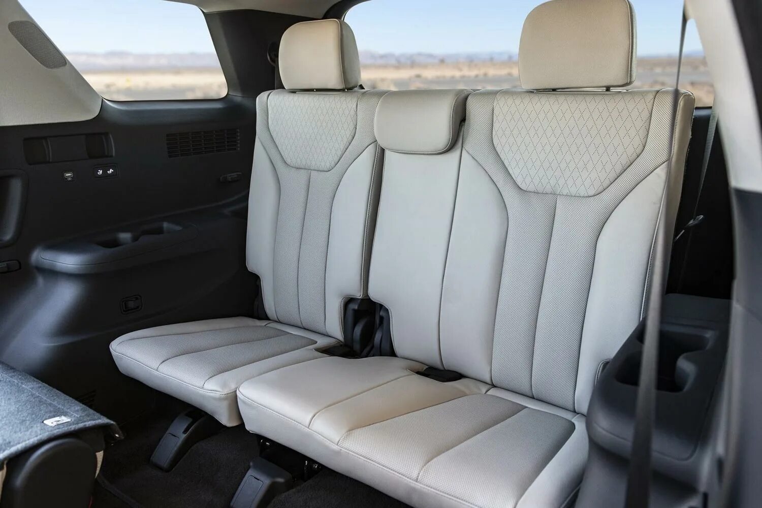 Hyundai palisade 2022 салон. Hyundai palisade 8 мест. Третий ряд сидений палисад. Hyundai 3 ряда. Hyundai palisade 3 ряд.