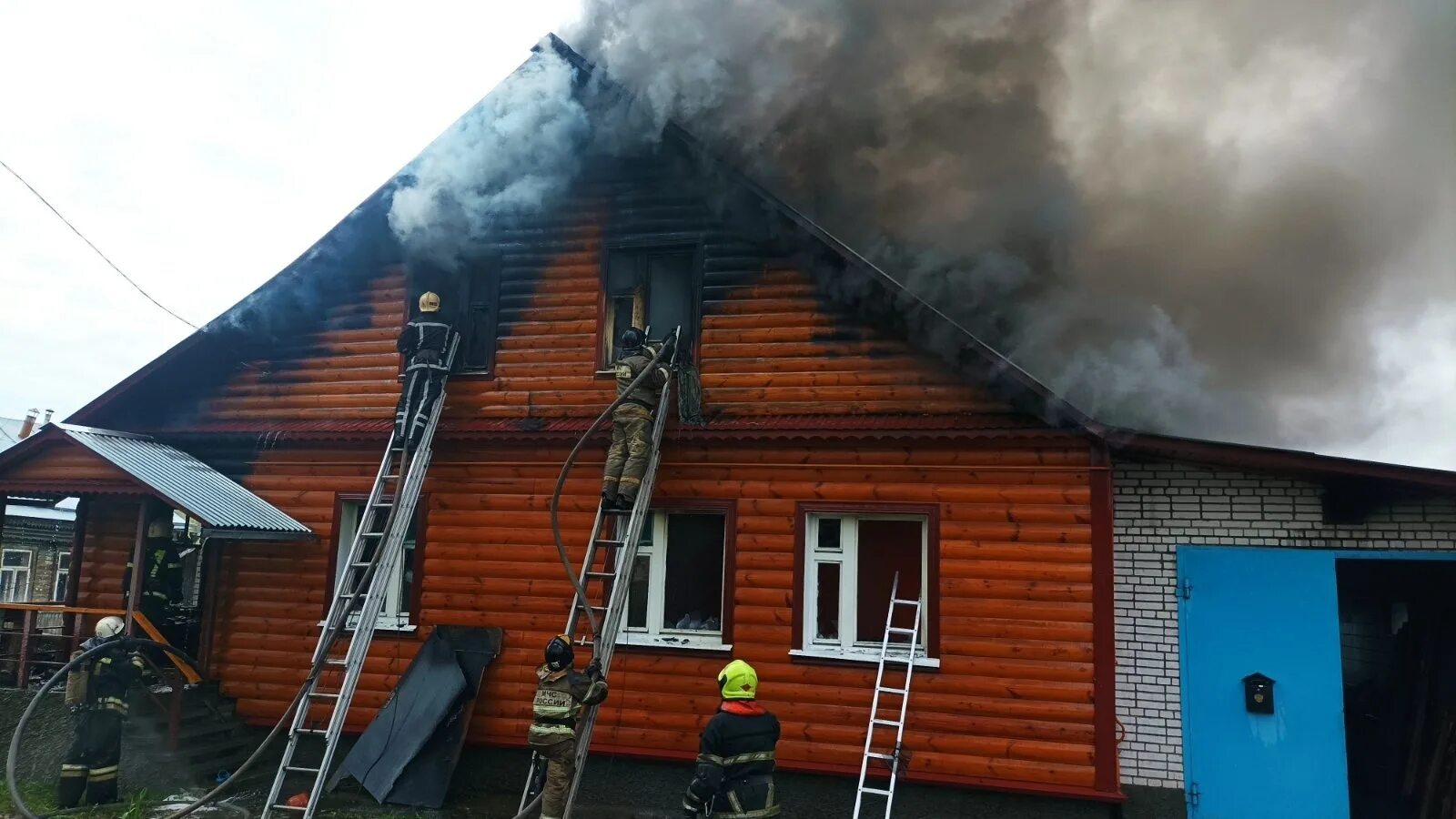 Сгорел дом в раменском. Сновицы Суздальский район. Пожары в жилых домах. Горящий дом. Горящие дома.