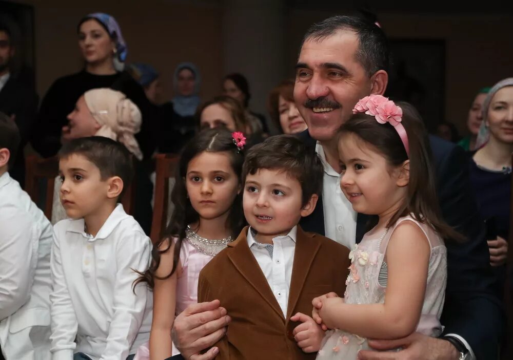 ингуши дети. ингушка с ребенком. чеченцы дети. ингушетия магас лицей зязикова. евкуров семья.