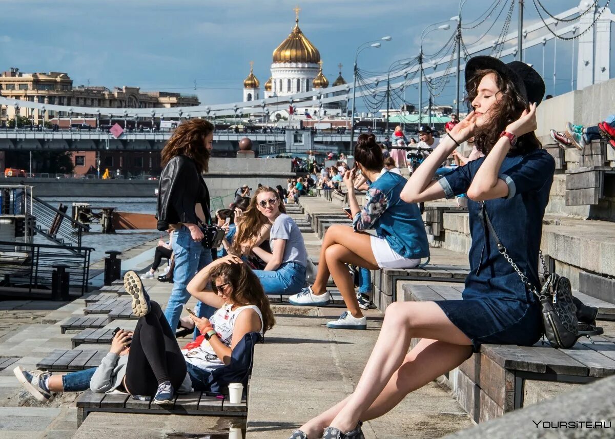 Город москва девушка. Фотосессия девушки на набережной. люди в городе. люди в москве летом. фотосессия на набережной летом.