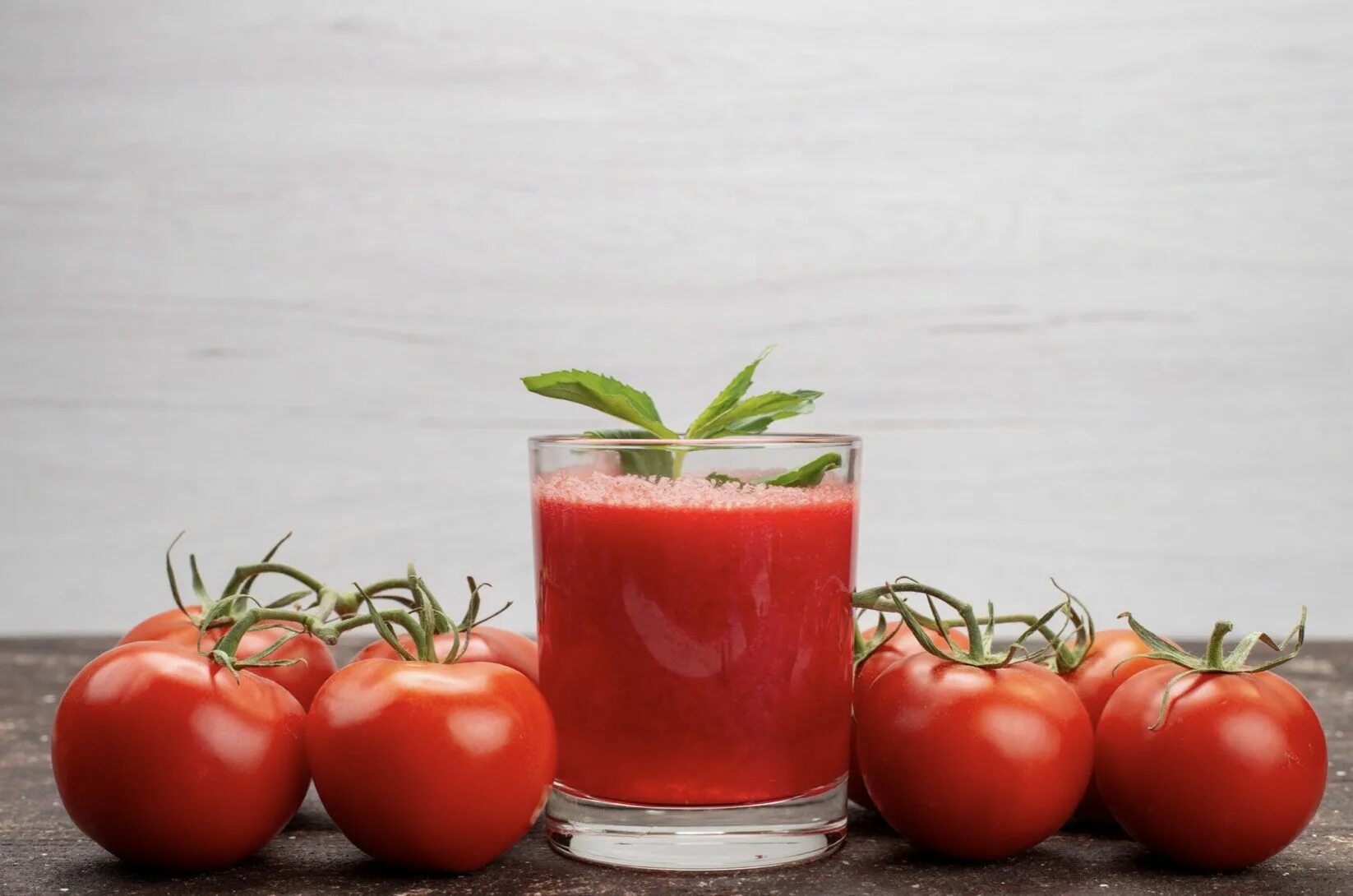 Томатный сок. Стакан томатного сока. Томатный сок вид сверху. Что полезного в помидорах.
