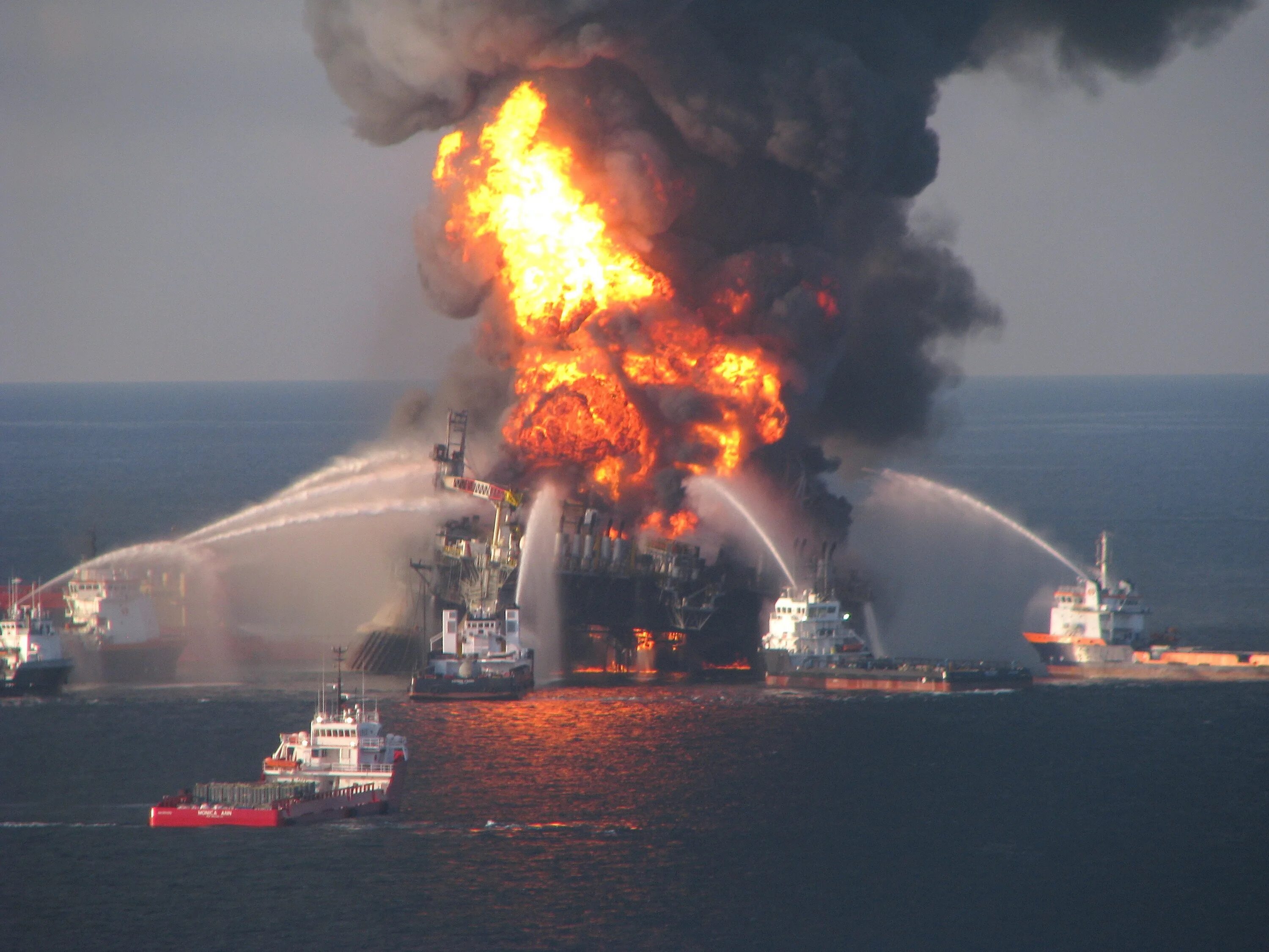 Чп море. Взрыв платформы Deepwater Horizon. Взрыв нефтяной платформы Deepwater Horizon в мексиканском заливе. Взрыв нефтяной платформы Deepwater Horizon в мексиканском заливе 2010. Взрыв в мексиканском заливе авария на нефтяной платформе Deepwater Horizon.