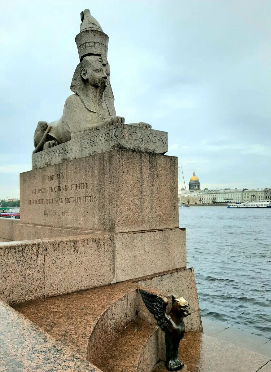 Сфинксы в питере. Египетские сфинксы в Санкт-Петербурге на Университетской набережной. Сфинксы у Академии художеств в Санкт-Петербурге. Сфинксы на Университетской набережной. Сфинксы в Питере на Университетской набережной.