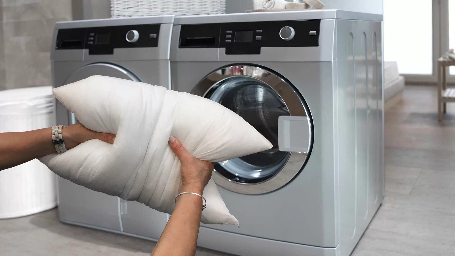 Стираем одеяло в стиральной машине автомат. Стирка подушек. Стиральная машина. Стирка подушек в стиральной машине. Машинка для стирки подушек.