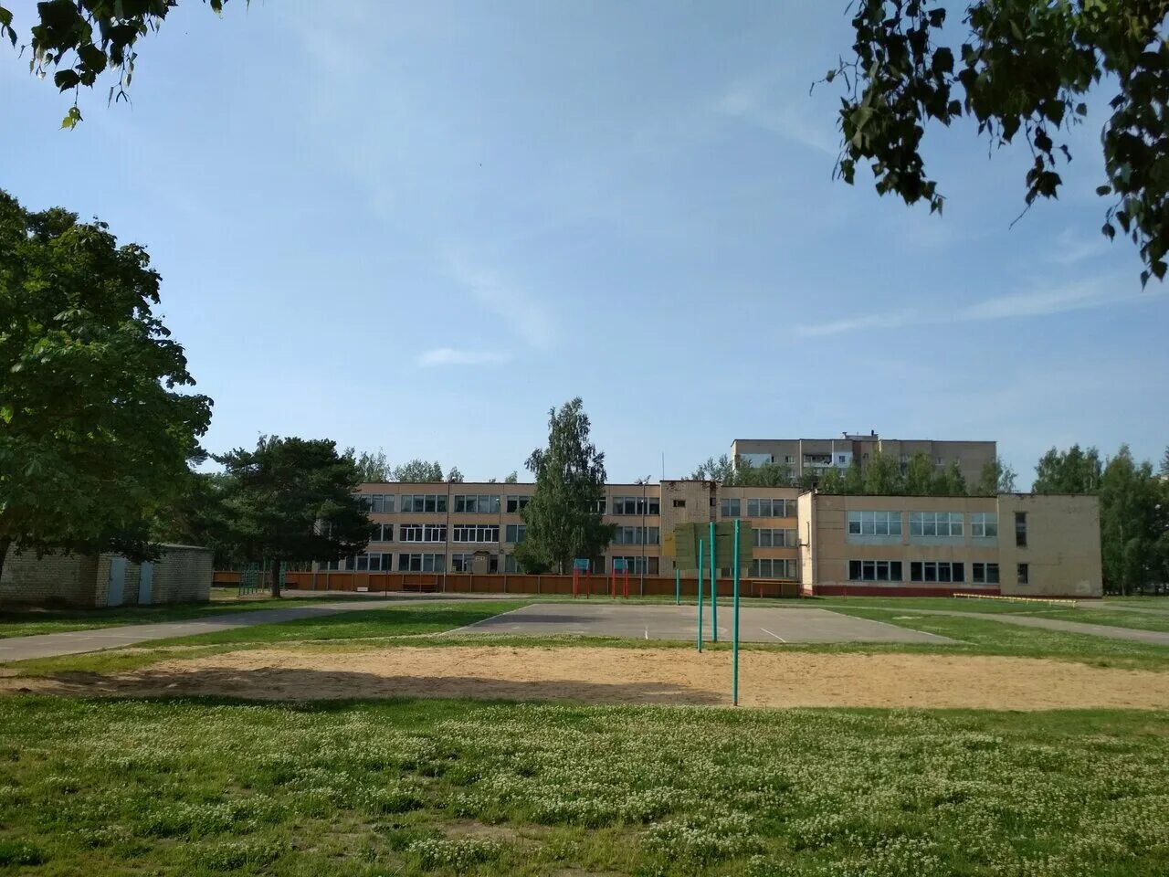белоруссия школа 3 город борисов. мраморная средняя школа минского района. минская районная школа. белорусский район цветочная школа. средняя школа.