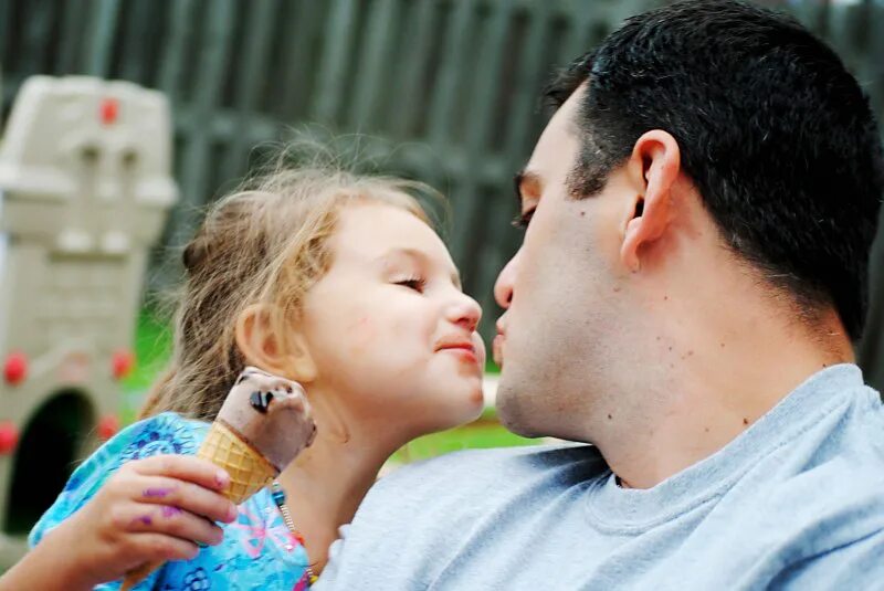 Dad daughter sister. Отец целует дочь. Отцовский поцелуй. Поцелуй папу. Французский поцелуй с папой.