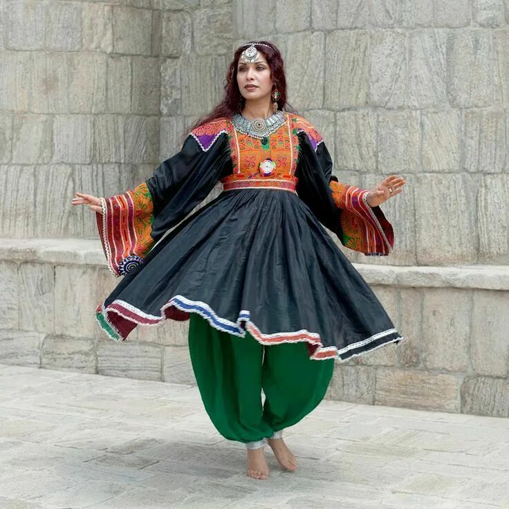 Афганская одежда. Национальная одежда Афганистана. Афганский национальный костюм. Афганская Национальная одежда женская. Афганский костюм женский.