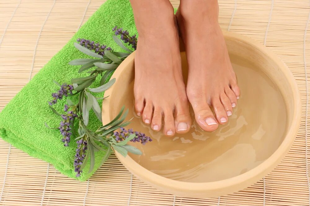Какая вода для ног. Ванночка для ног. Ванночка для ног с травами. Ванночка для ног спа. Ножные ванны.