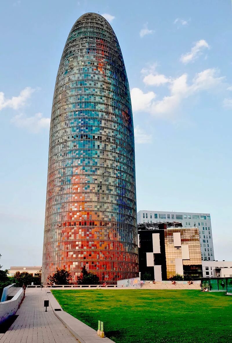 Какие бывают башни. Torre Agbar Барселона. Башня Агбар в Испании. Небоскреб Agbar Tower в Барселоне.