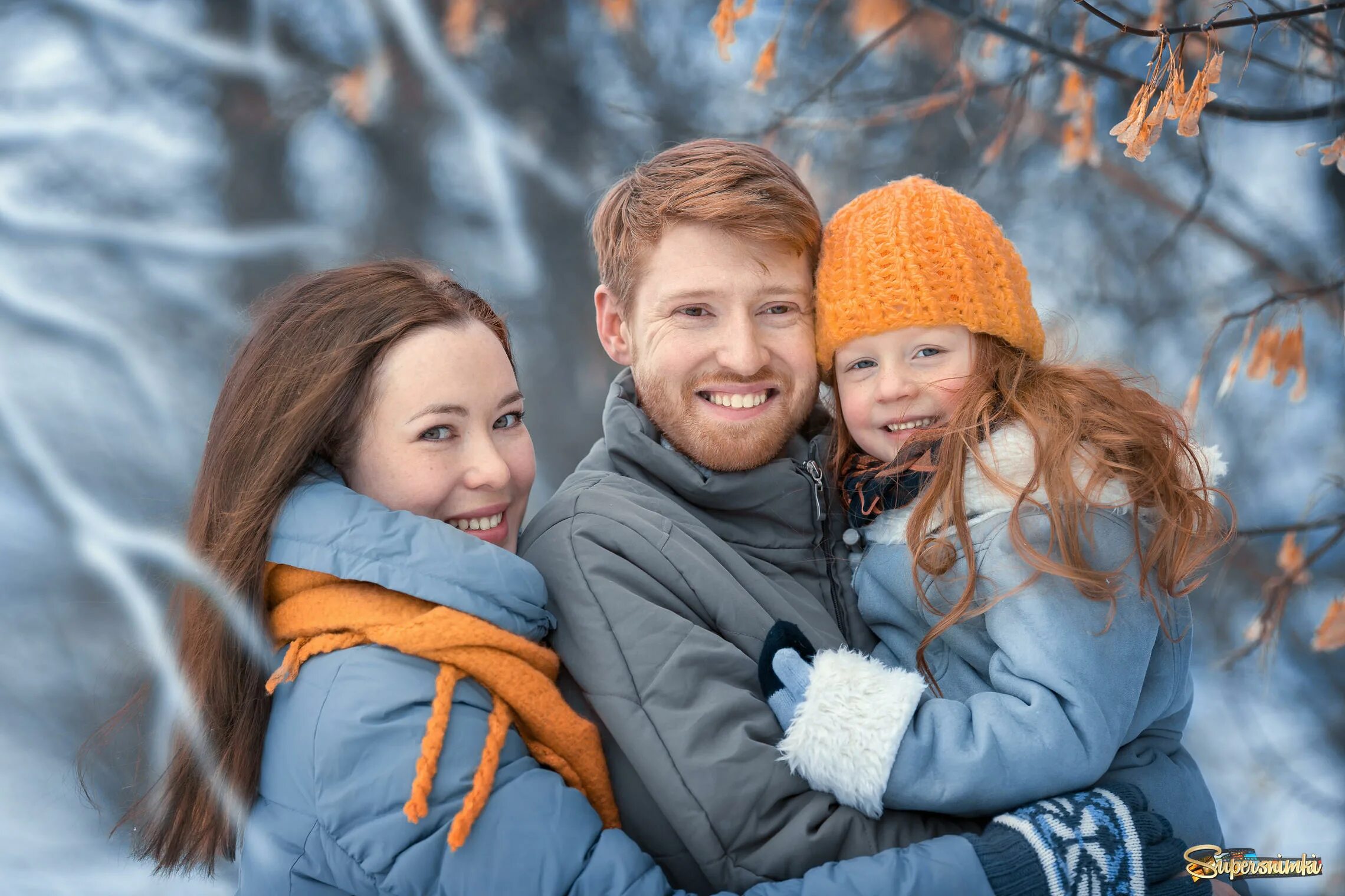 Папа рыжая девочка. Рыжая семья. Кудрявая семья. Рыжая мама с ребенком. Маленькие девочки с мамой.
