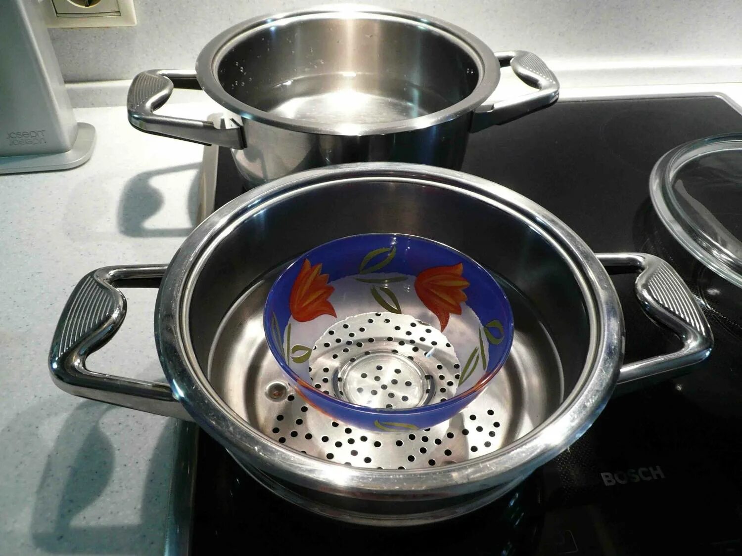 пятна на нержавеющей посуде. можно ли в кастрюлю обратно. стерилизация банок. кастрюля изнутри. кастрюля с дырочками.