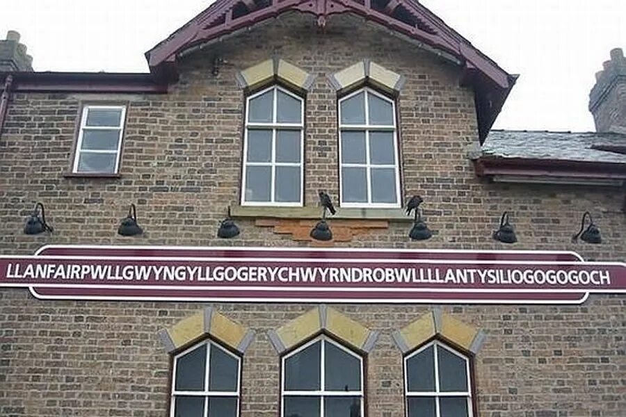Самое длинное название города в Уэльсе. Llanfairpwllgwyngyllgogerychwyrndrobwllllantysiliogogogoch город. Самое длинное название деревни в Уэльсе. Валлийская деревня с самым длинным названием.
