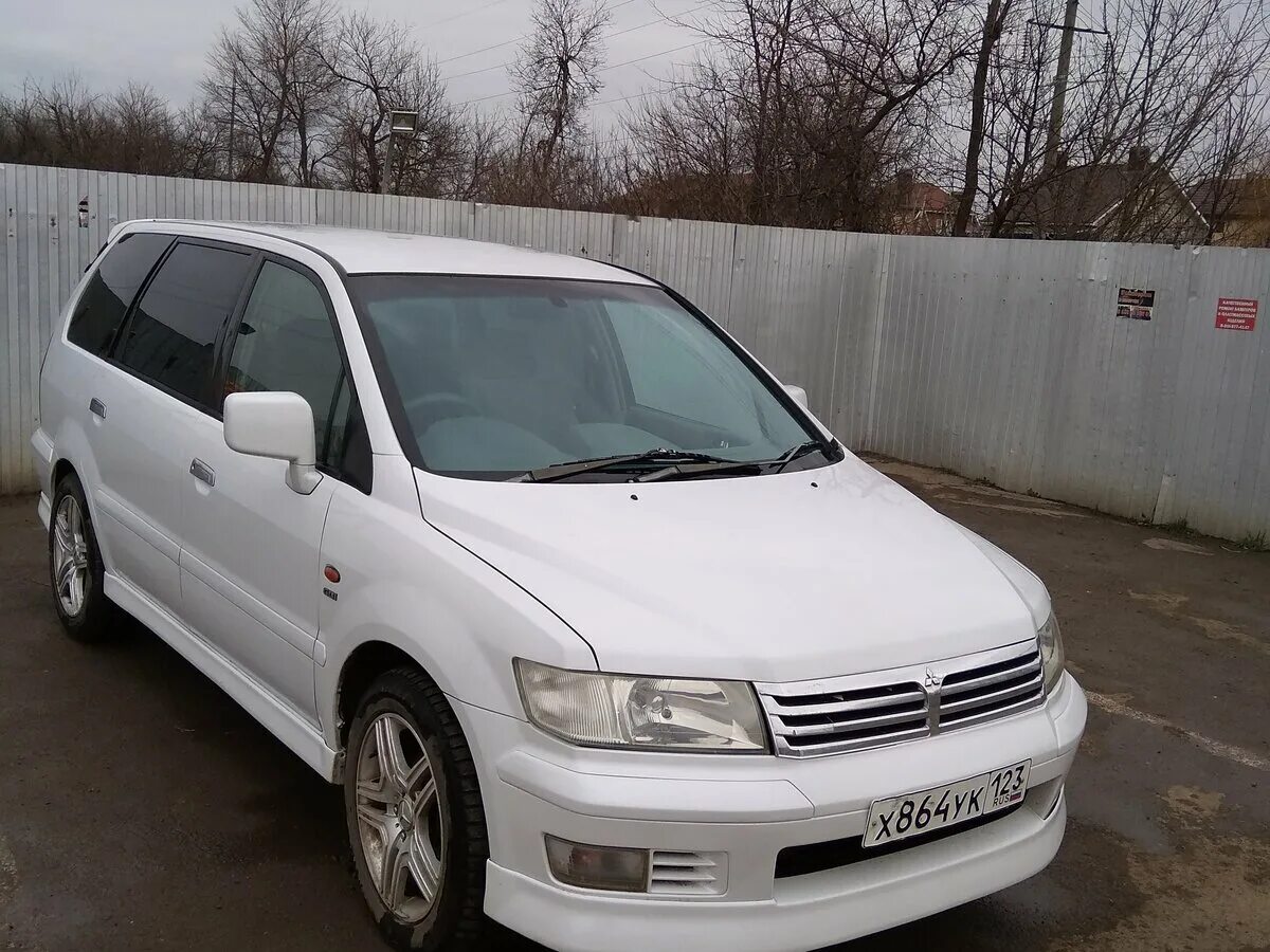 Купить митсубиси шариот грандис. Mitsubishi Chariot 1999. Шариот Грандис 1999. Mitsubishi Chariot 2.4 1999. Мицубиси Шариот Грандис 1999.