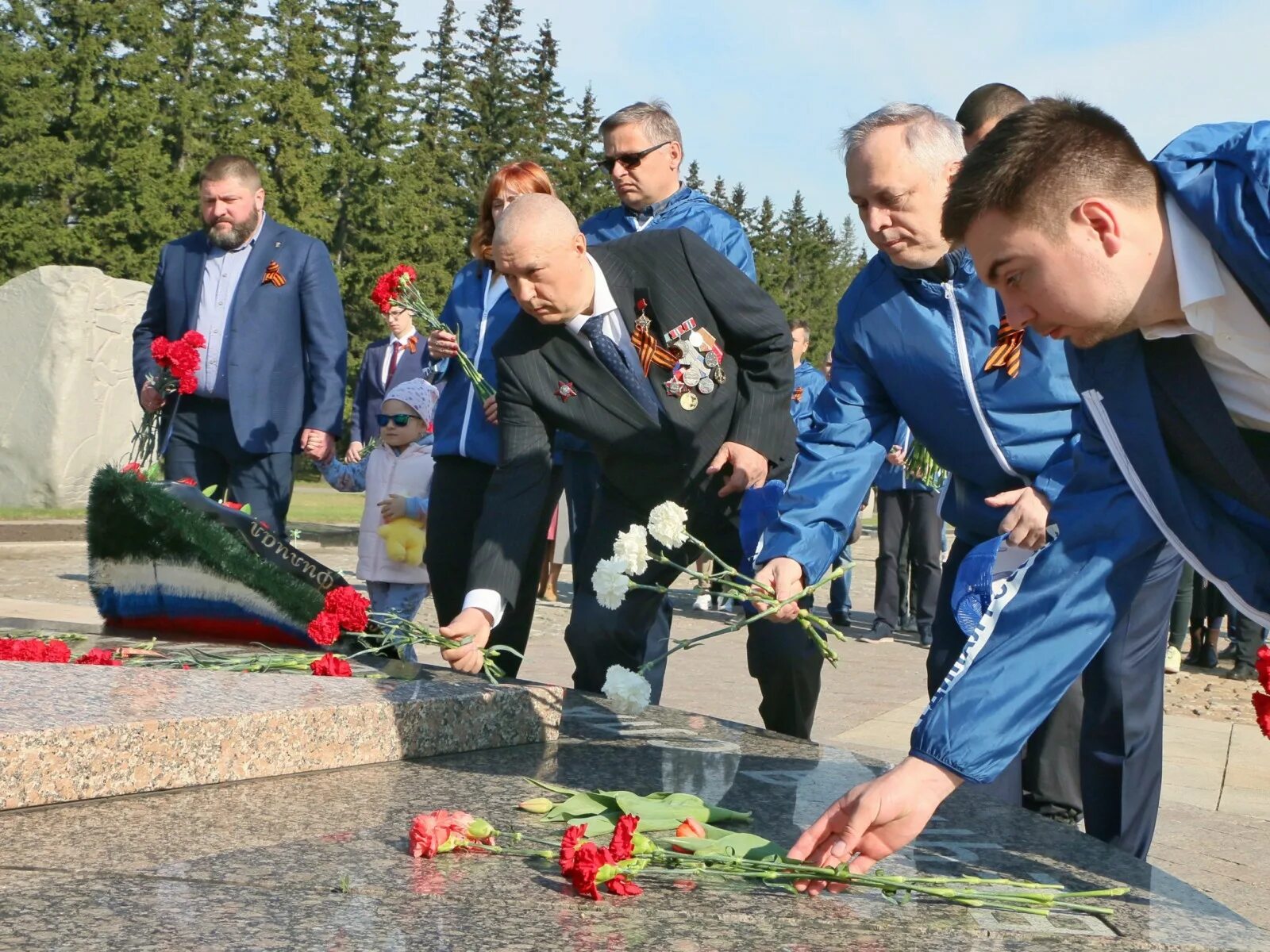 5 мая омск. Парк Победы Омск возложение цветов. Парк Победы Омск 9 мая. Парк Победы возложение цветов. Возложение цветов к мемориалу.