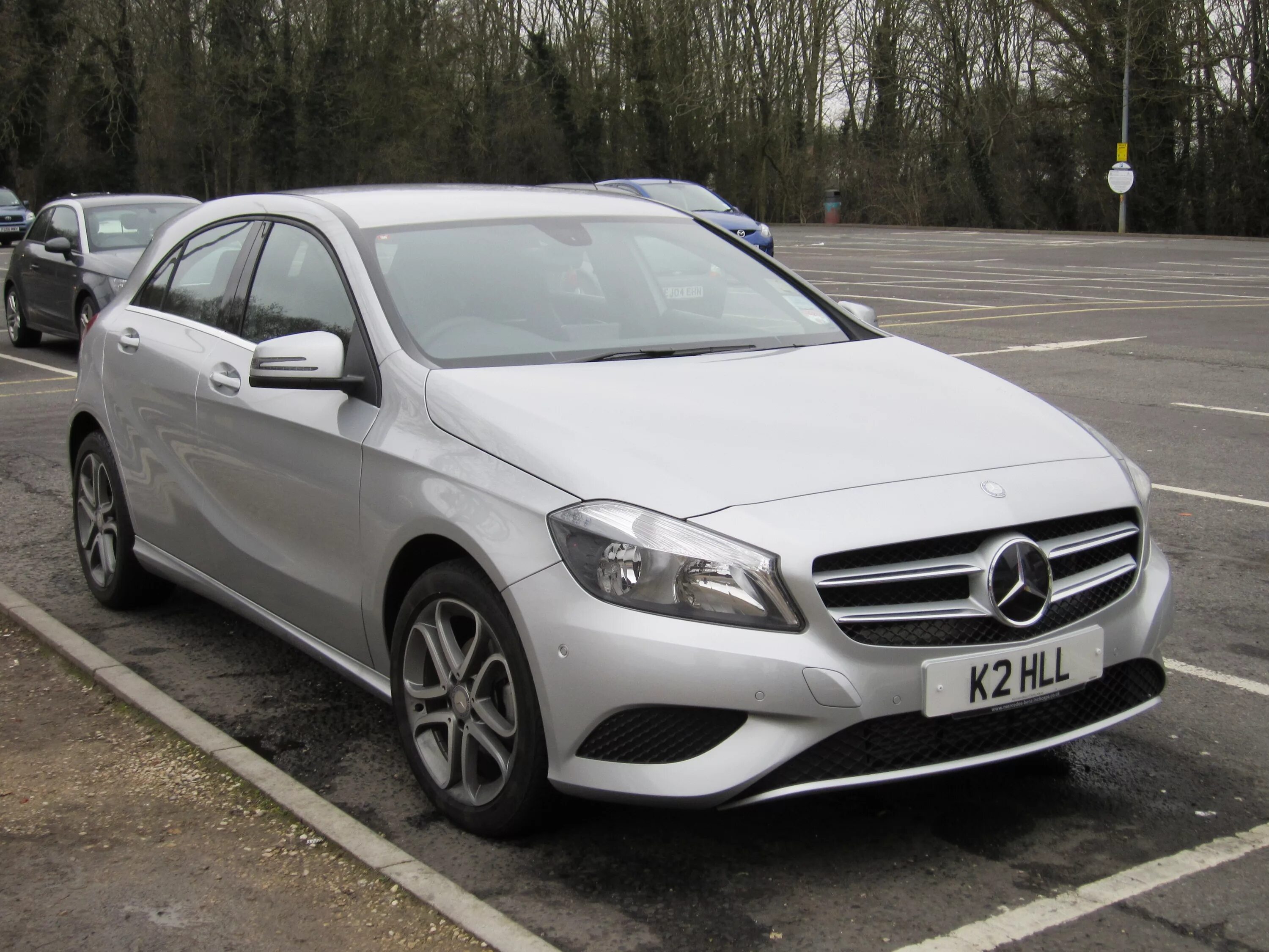Mercedes c180 2013. Мерседес бенц c 180 седан 2014г почему есть со стоячими значка и без. Мерседес ц180 2013. Mercedes benz 180. Мерседес ц180 2013.