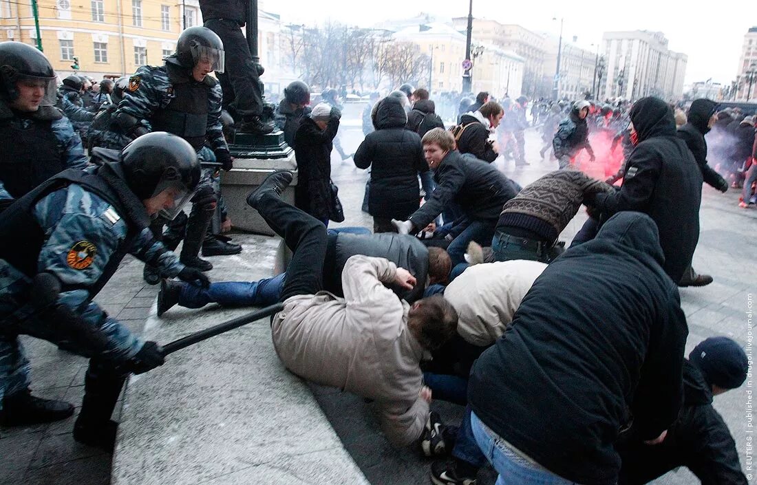 Характер массовых беспорядков. Беспорядки 2002 года в Москве. Беспорядки в Москве 2002 на Манежной площади. Погром на Манежной площади 2002.