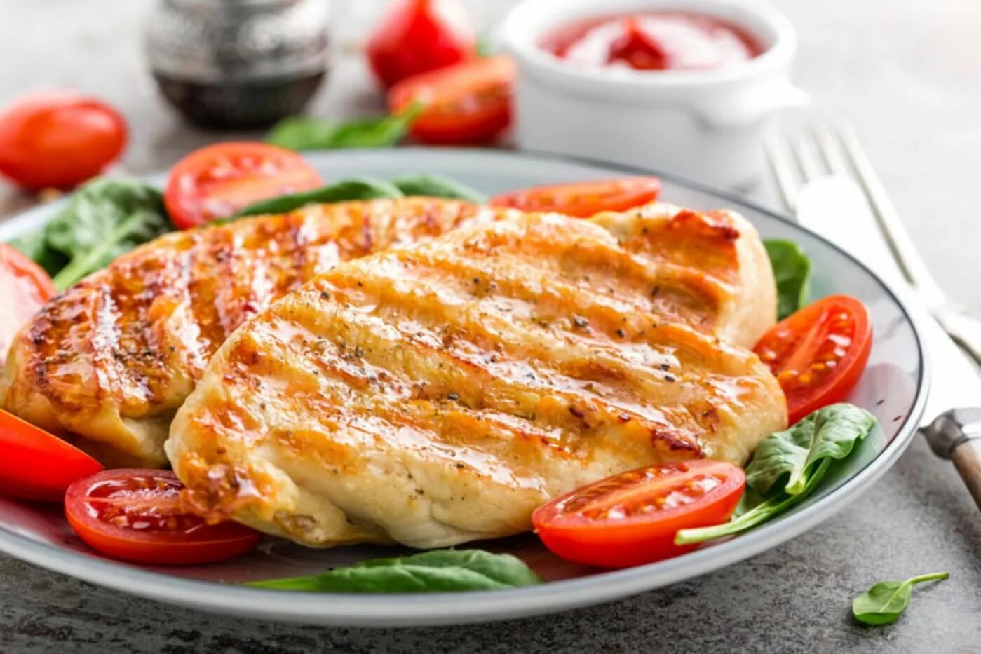 Куриное филе вкусно сочно рецепты. Куриное филе на гриле. куриная грудка на гриле. филе куриной грудки на гриле. куриная грудка с овощами гриль.