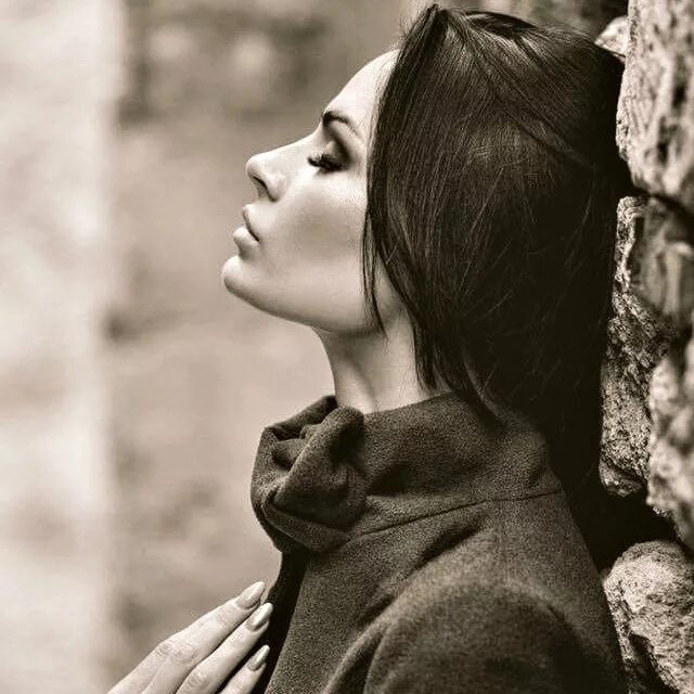 Одинокая гордая женщина. Скучающая девушка. Маленькая сильная женщина. Алёна якимова бодибилдер. Женщина уставшая от жизни.