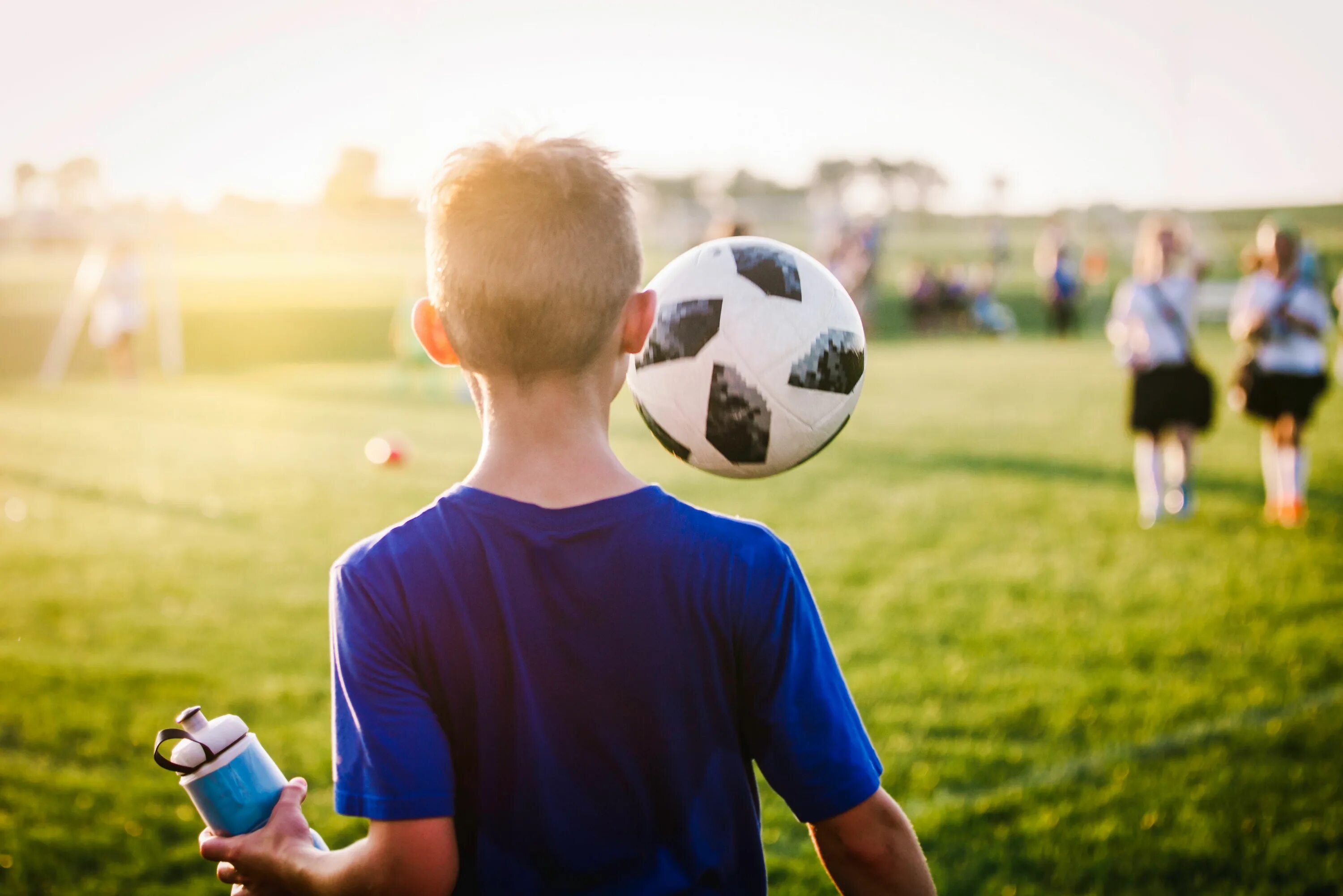 I can playing football. Футбол дети. Спорт футбол дети. Дети футбол природа. Дети играют в футбол.