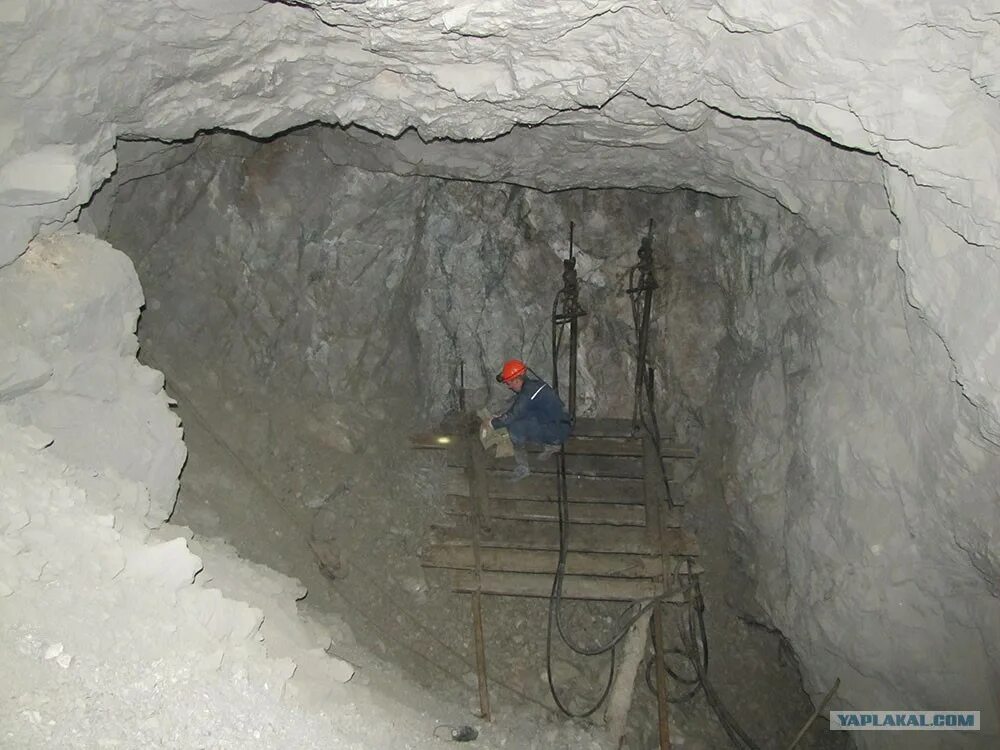 Шахта маленькая. Подземные горные работы. Работы под землей. Работы под землей. Маркшейдер подземный.