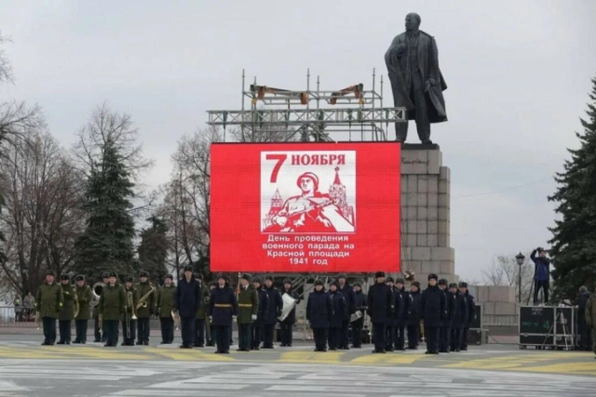 2 июня рабочий. Парад 7 ноября в Ульяновске. 7 Ноября 1941 года день воинской славы. Красная площадь Ульяновск. 7 Ноября день воинской славы фото.