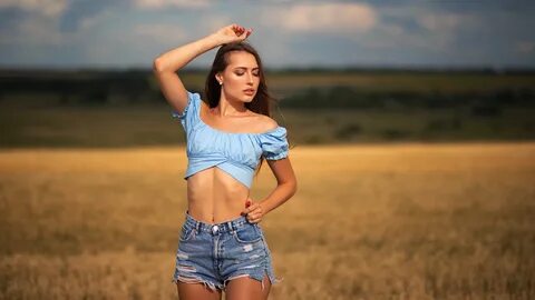 Фото девушки в топике
