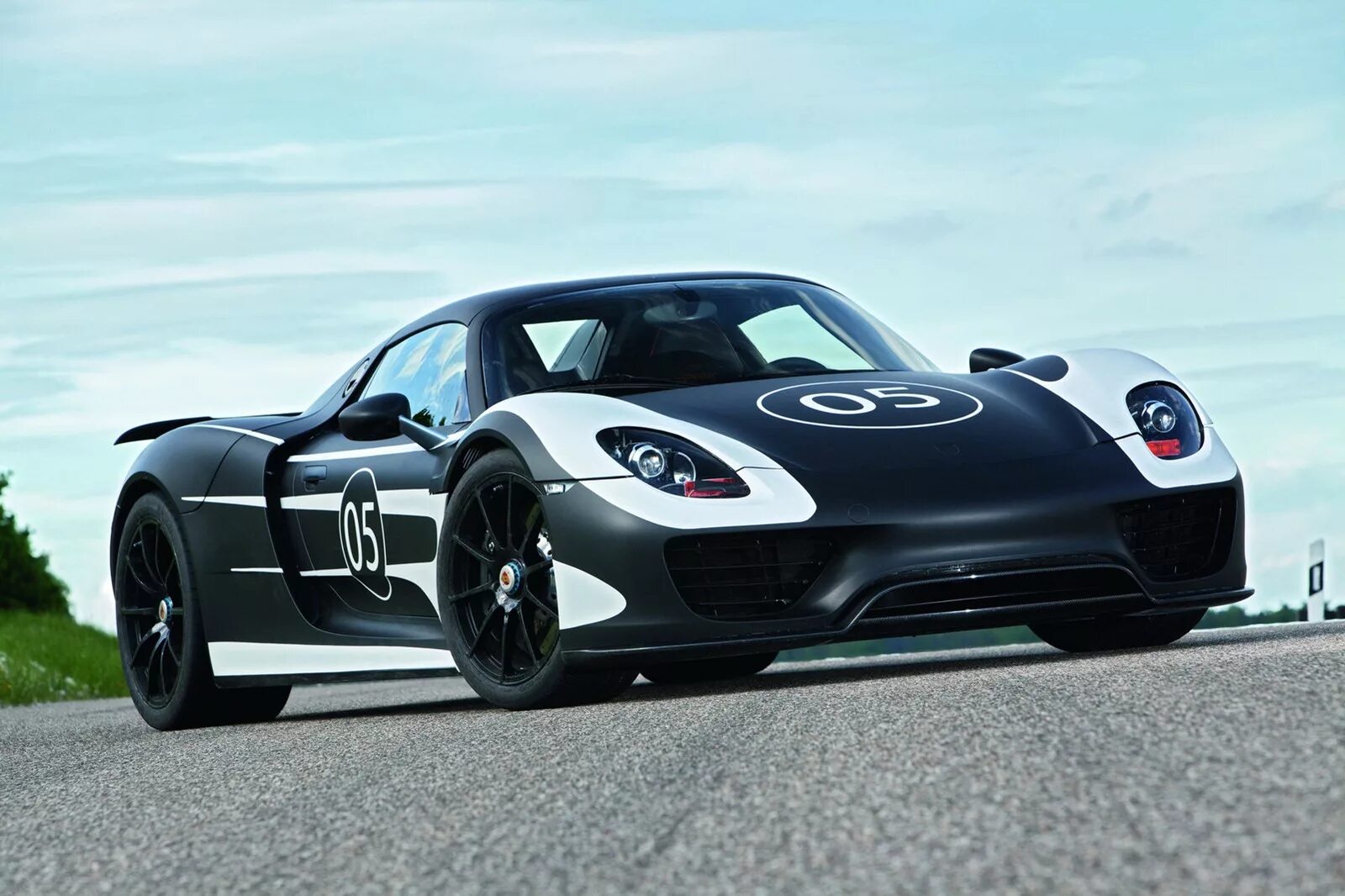 Porsche 918 цены. Порше 918. Порше 918 Спайдер. Порше Spyder. Спорткар Porsche 918 Spyder.