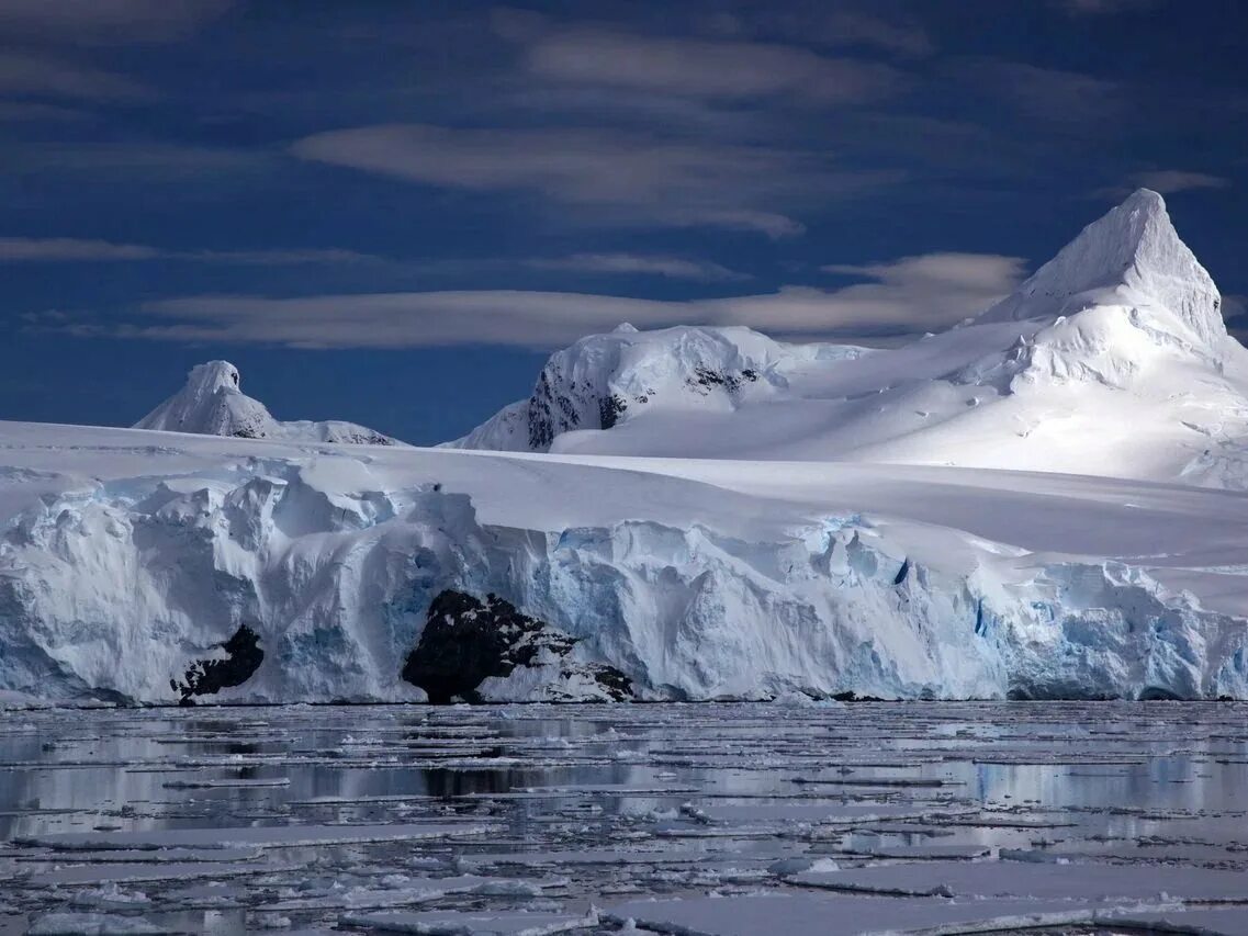 Бассейн антарктического океана реки. Антарктида. Горы Гамбурцева в Антарктиде. Ледяной Покров Антарктиды. Антарктида ледяной материк.
