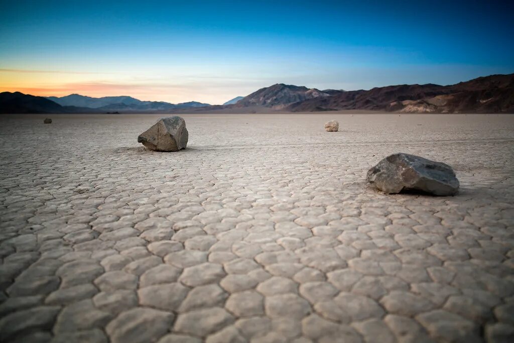 Ground stone. Каменистый каменистые пустыни. Каменная пустыня Хамада. Рейстрек-Плайя, США. Камни загар каменная пустыня Синай.