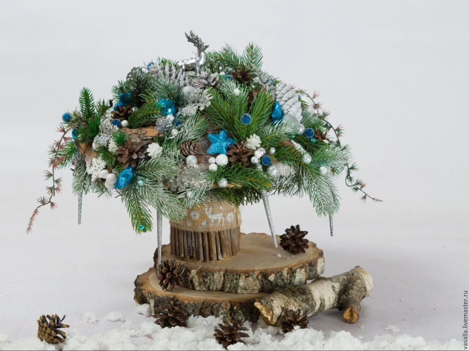 Зимняя композиция. Красивые зимние поделки. Как сделать зимнюю композицию. Зимняя композиция. Новогодние флористические композиции.