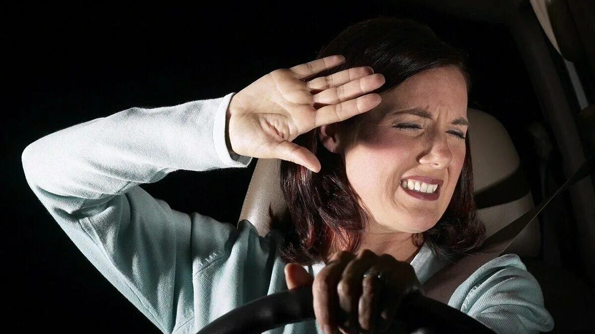 Свет фар. Слепят фары встречных машин. Ослепление дальним светом. Фары слепят у девушки что значит. Слепят фары встречных машин.