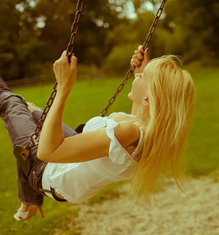 Красивая девушка на качелях. Дети на качелях. Девушка на качелях. Девушка качается на качелях. Девушка на качелях.