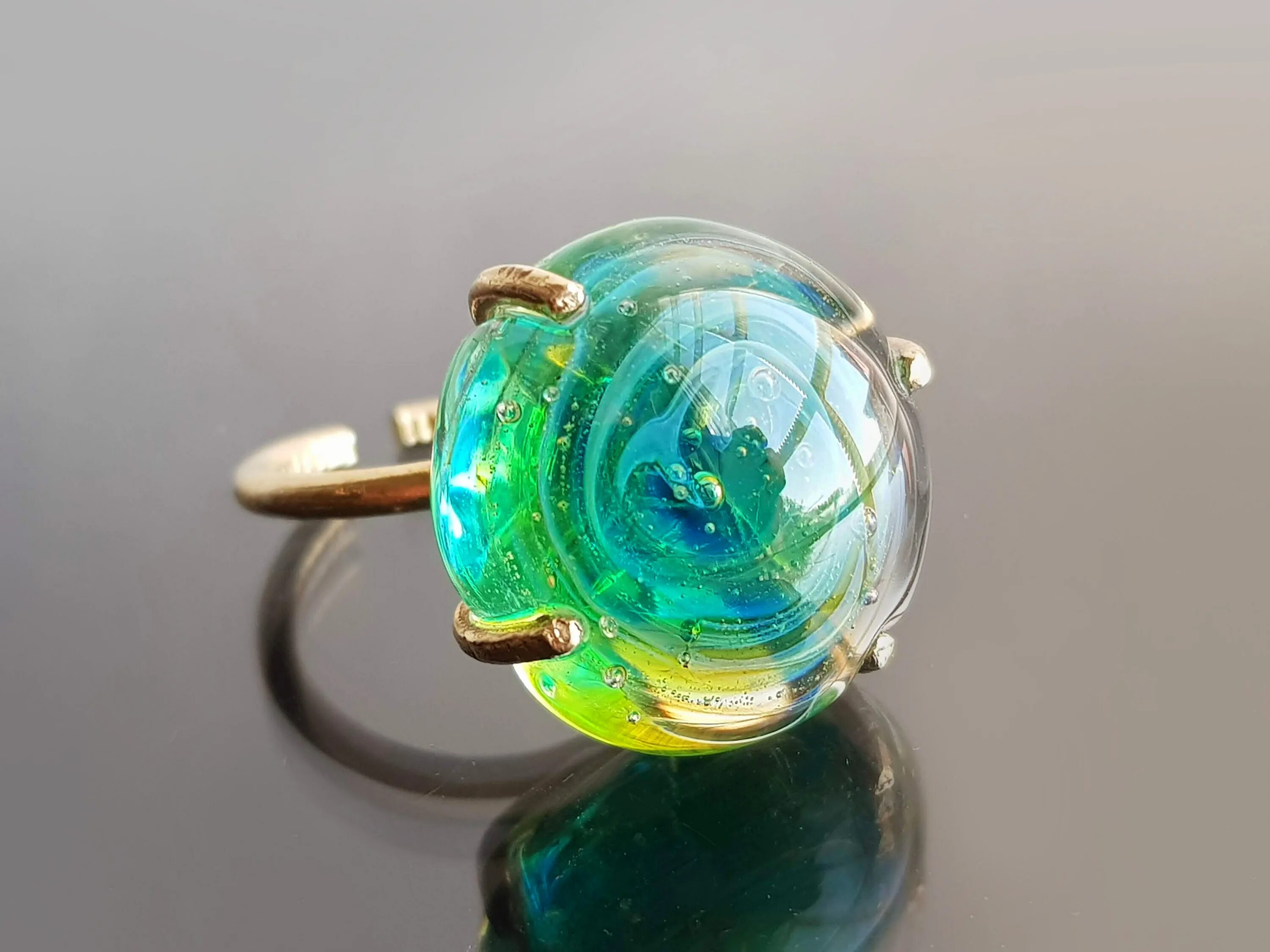 Brass ручки стеклянные. Кольцо стекло изумрудное. Чешское стекло медведь. Стеклянная латунь. Стеклянная латунь.