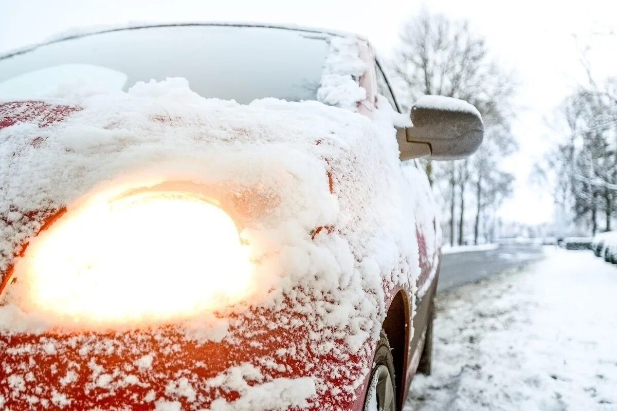 Машина зимой. Замерзшая машина зимой. Машинка замерзла. Машина в снегопад.